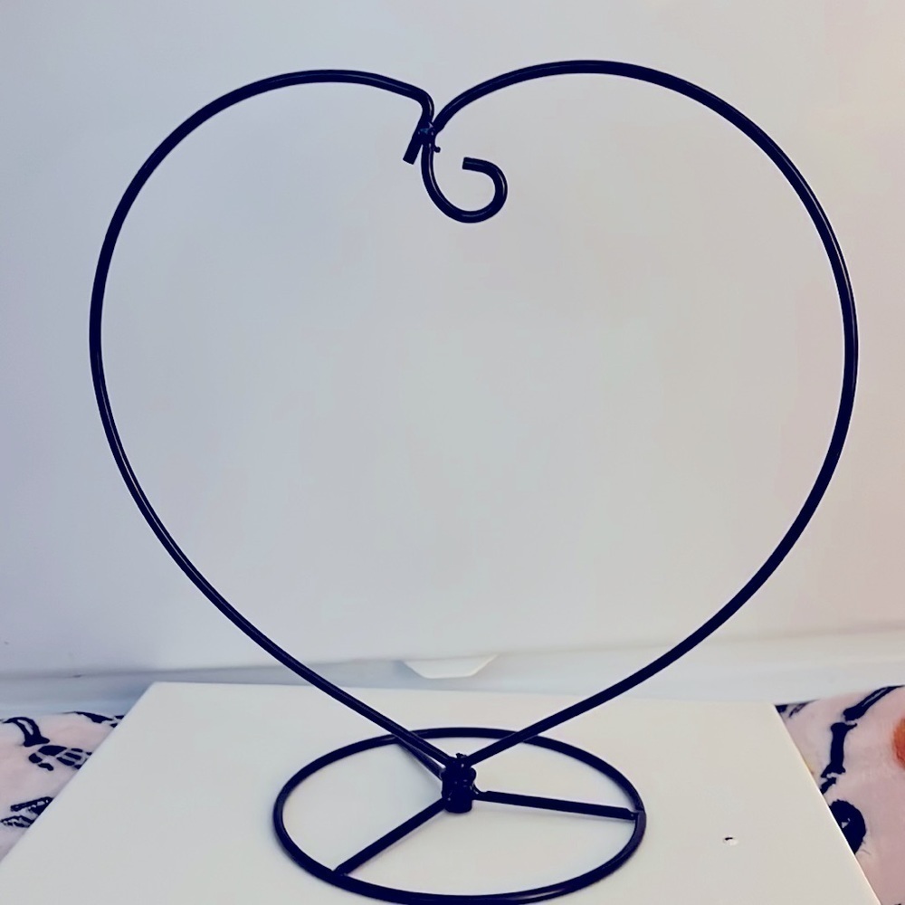Metal Heart Shaped Ornament Holder Stand